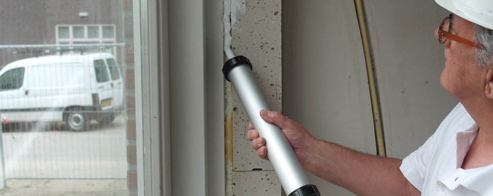 Luchtdicht Bouwen medewerker maakt huis luchtdicht met Baushield